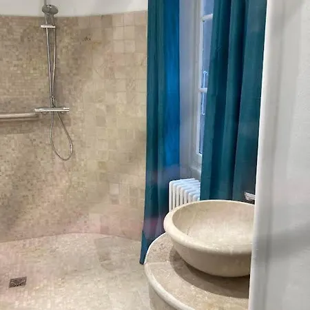 לינה וארוחת בוקר Domaine La Tour - - Jacuzzi - Sauna - Massage - 4 Saisons - Piscine Chauffee Toute L'annee - Heated Pool - 800m Centre ניונס