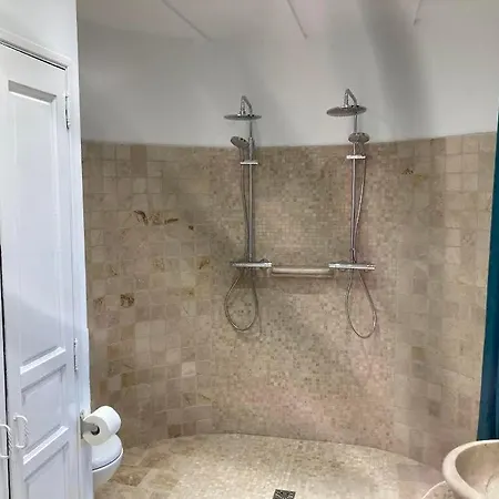 Domaine La Tour - - Jacuzzi - Sauna - Massage - 4 Saisons - Piscine Chauffee Toute L'annee - Heated Pool - 800m Centre לינה וארוחת בוקר