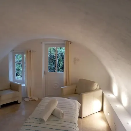 Domaine La Tour - - Jacuzzi - Sauna - Massage - 4 Saisons - Piscine Chauffee Toute L'annee - Heated Pool - 800m Centre לינה וארוחת בוקר